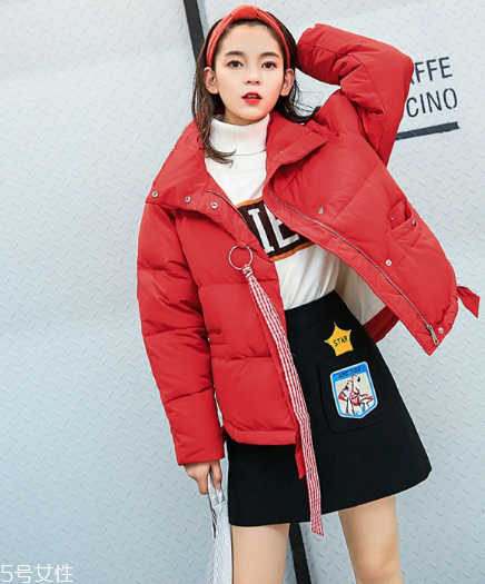 紅色羽絨服搭配什么顏色毛衣？色彩搭配不止黑白灰