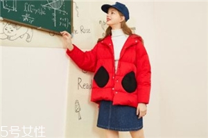 紅色羽絨服搭配什么顏色毛衣？色彩搭配不止黑白灰