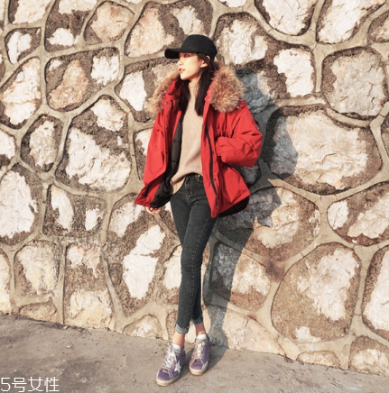 紅色羽絨服搭配什么顏色毛衣？色彩搭配不止黑白灰