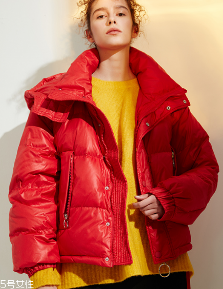 紅色羽絨服搭配什么顏色毛衣？色彩搭配不止黑白灰