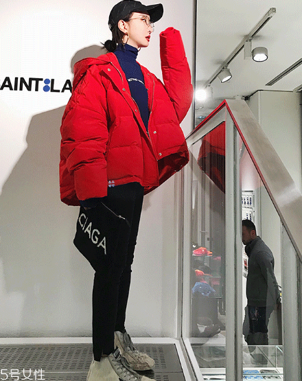 紅色羽絨服搭配什么顏色毛衣？色彩搭配不止黑白灰