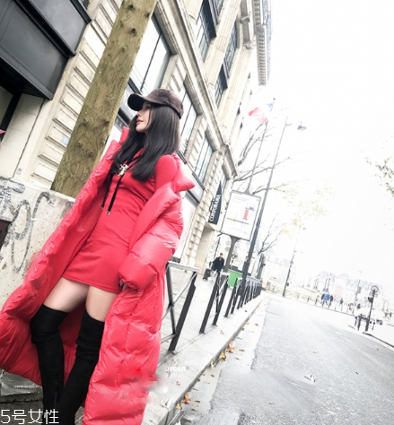 紅色羽絨服搭配什么顏色毛衣？色彩搭配不止黑白灰