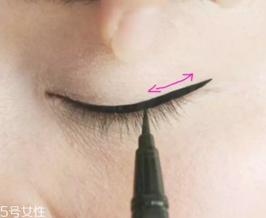 眼線筆要什么顏色好看？眼線筆顏色需要結(jié)合發(fā)色妝容