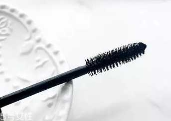睫毛膏如何避免結(jié)塊？不要z形涂抹