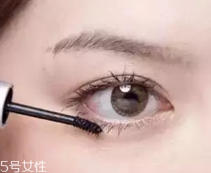 睫毛膏如何避免結(jié)塊？不要z形涂抹