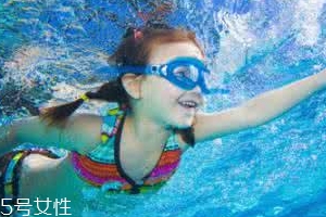 游泳時為什么尿意更重？心理生理雙重原因