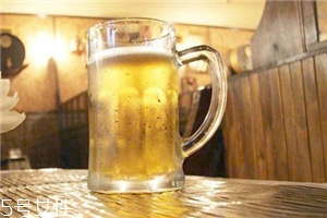 喝啤酒會豐胸嗎？不建議喝啤酒來豐胸