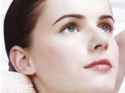 粉底液為什么溶妝？出油稀釋妝容