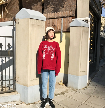 紅色衛(wèi)衣配什么褲子？休閑時尚兩不誤