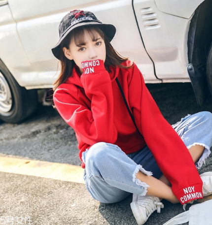紅色衛(wèi)衣配什么褲子？休閑時尚兩不誤