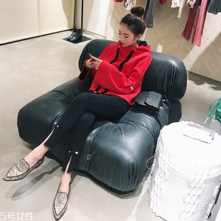 紅色衛(wèi)衣配什么褲子？休閑時尚兩不誤
