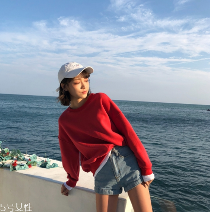 紅色衛(wèi)衣配什么褲子？休閑時尚兩不誤