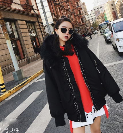 紅色衛(wèi)衣適合什么人穿？紅紅火火過新年