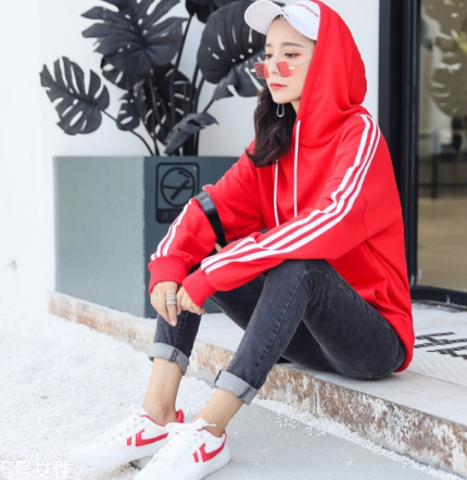 紅色衛(wèi)衣適合什么人穿？紅紅火火過新年