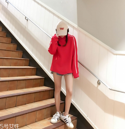紅色衛(wèi)衣搭配什么鞋子？休閑風(fēng)時尚風(fēng)都能駕馭