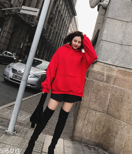 紅色衛(wèi)衣搭配什么鞋子？休閑風(fēng)時尚風(fēng)都能駕馭