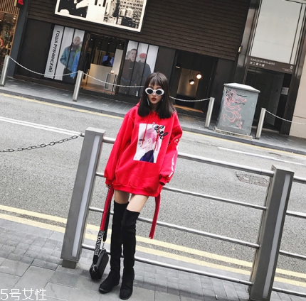 紅色衛(wèi)衣搭配什么鞋子？休閑風(fēng)時尚風(fēng)都能駕馭
