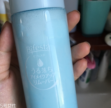 眼唇卸妝液和卸妝油哪個好？使用的區(qū)域不同
