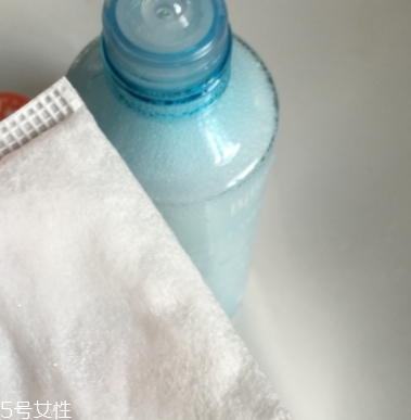 眼唇卸妝液和卸妝油哪個好？使用的區(qū)域不同