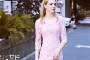 小香風(fēng)連衣裙怎么搭配？給你滿滿的女人味
