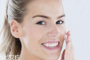 粉底液為什么溶妝？出油稀釋妝容