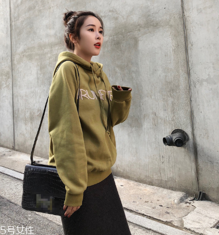 衛(wèi)衣買大點(diǎn)還是小點(diǎn)好？這樣挑選準(zhǔn)沒錯