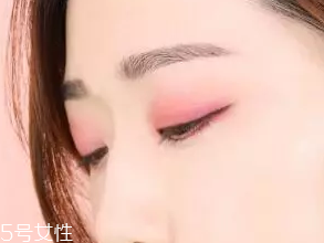 無妝眼影怎么畫？巧用粉色系眼影