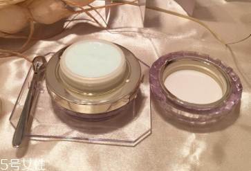 CPB晶致眼霜油不油？水油科學配比