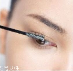 如何挑選合適的睫毛膏？這樣刷睫毛卷翹靚麗