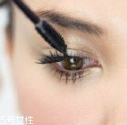 如何挑選合適的睫毛膏？這樣刷睫毛卷翹靚麗