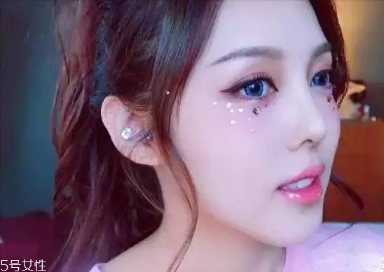 年會(huì)畫什么妝最好看上鏡？亮片妝絕對(duì)是最耀眼的