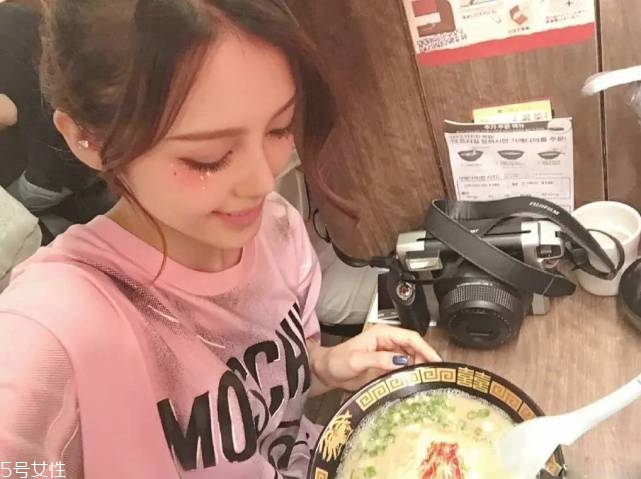 年會(huì)畫什么妝最好看上鏡？亮片妝絕對(duì)是最耀眼的