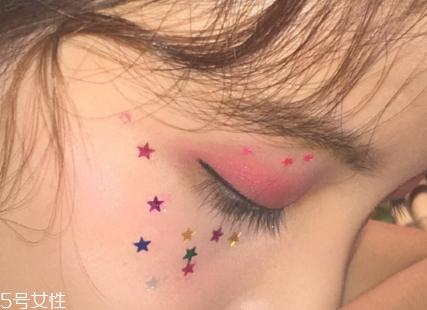 年會(huì)畫什么妝最好看上鏡？亮片妝絕對(duì)是最耀眼的
