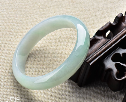 翡翠手鐲戴在哪只手好？行內人士給出答案