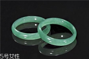 翡翠手鐲戴在哪只手好？行內人士給出答案