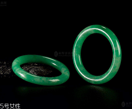 翡翠手鐲怎么養(yǎng)才能透？養(yǎng)翡翠的關(guān)鍵小竅門