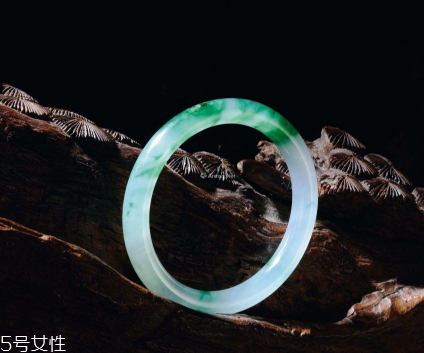 翡翠手鐲怎么養(yǎng)才能透？養(yǎng)翡翠的關(guān)鍵小竅門