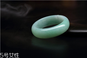 翡翠手鐲怎么養(yǎng)才能透？養(yǎng)翡翠的關(guān)鍵小竅門