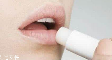 怎么涂口紅不干沒(méi)唇紋？淡化唇紋的唇膏這樣用有效