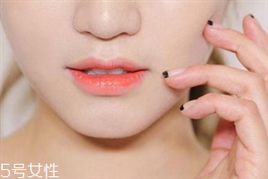 唇紋怎么去除？淡化唇紋的唇膏推薦