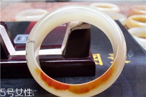 黃龍玉手鐲起棉怎么辦？正?，F(xiàn)象不必驚慌