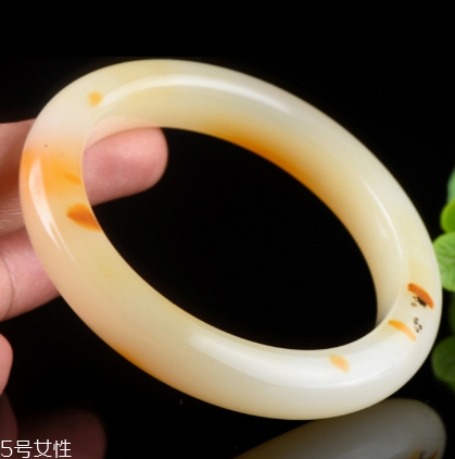 黃龍玉手鐲對(duì)身體好嗎？原來(lái)戴玉的好處這么多