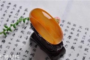 黃龍玉手鐲對(duì)身體好嗎？原來(lái)戴玉的好處這么多