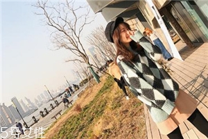 格子針織衫怎么搭配？有一種經(jīng)典叫格紋