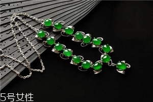翡翠項(xiàng)鏈一般多少錢？彰顯神圣高貴地位