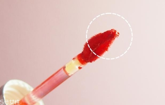怎么涂口紅不干沒(méi)唇紋？淡化唇紋的唇膏這樣用有效