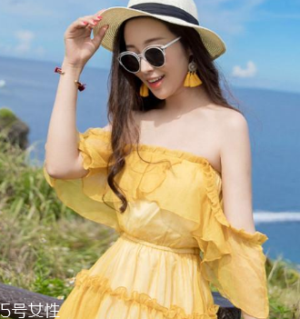一字肩衣服怎么搭配？時(shí)髦精的高端裸露