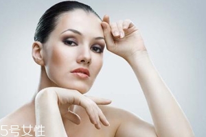 皮膚不吸收護(hù)膚品怎么回事？光用乳液面霜遠(yuǎn)遠(yuǎn)不夠