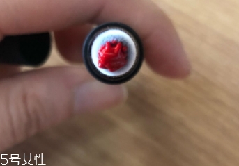 唇釉和口紅哪個不容易掉色？
