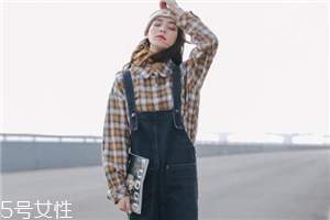 背帶褲怎么搭配？超減齡的小清新裝扮